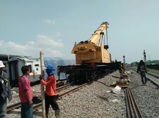 PT KAI Turunkan Crane Evakuasi Kereta Tabrakan Cirebon