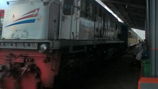 Kereta Api Sambar Kakak Beradik di Malang