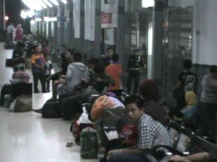 Kecelakaan KA di Cirebon, Calon Penumpang di Stasiun Tegal Putuskan Menginap