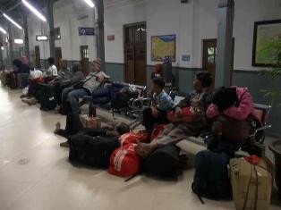 Penumpang KA Bangunkarta Sibuk Berikan Kabar ke Keluarga