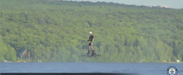 Pria Ini Pecahkan Rekor Terbang dengan Hoverboard