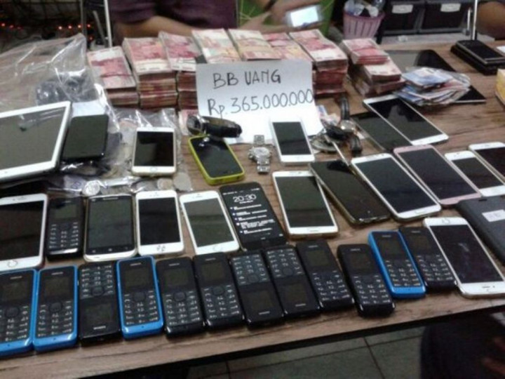 Penipuan Online WN Tiongkok, Ini Barang Bukti yang Disita Polisi