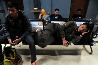 Jadwal Kereta Api di Stasiun Tegal Mulai Normal