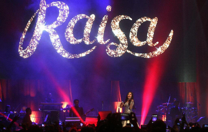 Dua Diva Top Duduk di Kursi Penonton Konser Raisa