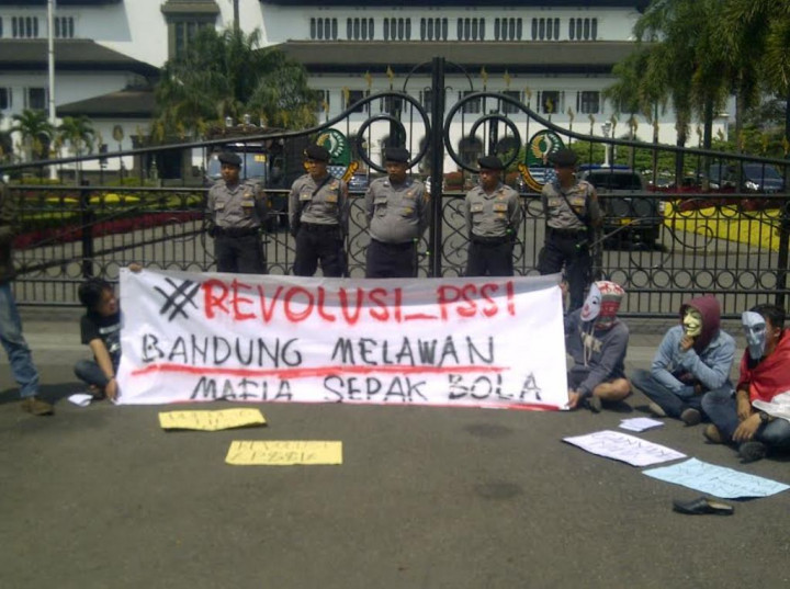 Demo Mahasiswa di Bandung Dukung Tim Transisi Kemenpora