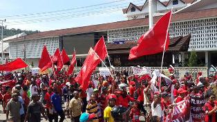 Ribuan Persipura Mania Demo Tuntut Menpora Bertanggung Jawab 