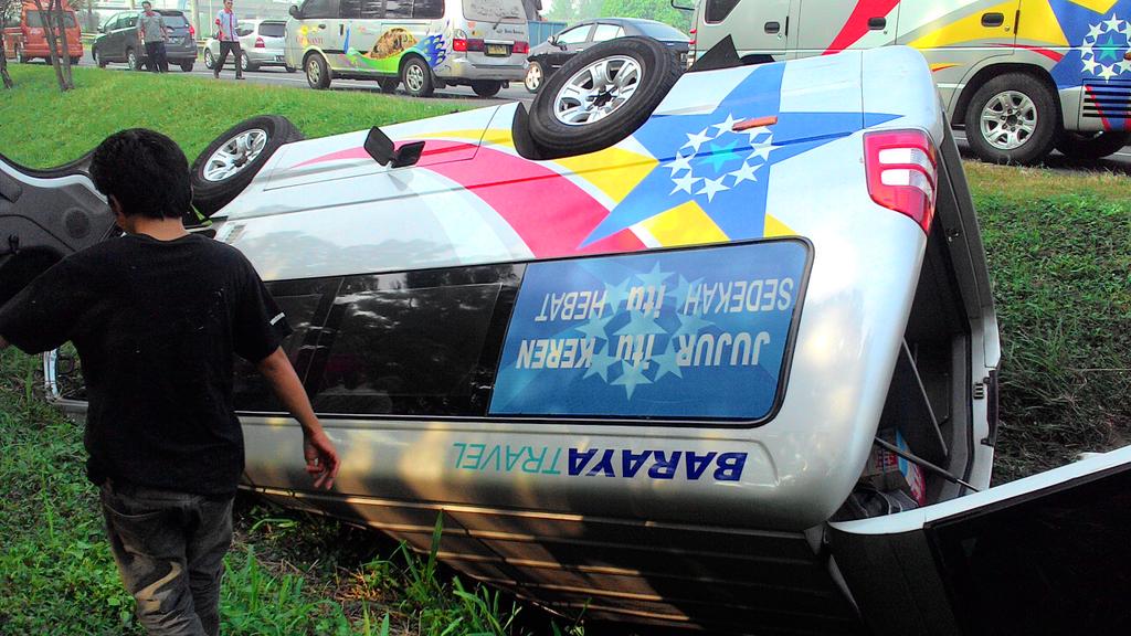 Kecelakaan minibus Baraya. Foto: TMC Polda Metro