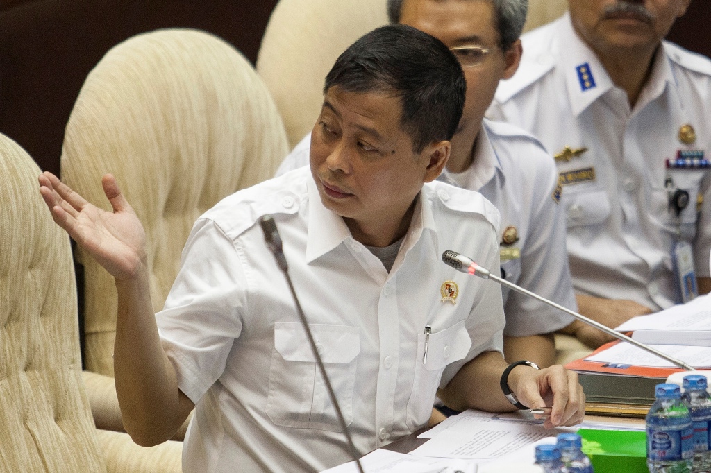 Menteri Perhubungan, Ignasius Jonan (kiri) (ANTARA FOTO/Sigid Kurniawan)