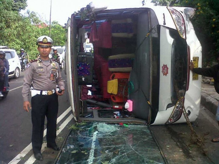Kecelakaan Truk dan Bus di KM 25 Tol Cibitung