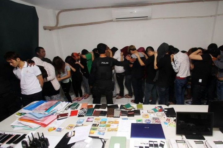 Sebelum Menipu, Enam WNA Jadi Pemandu Karaoke