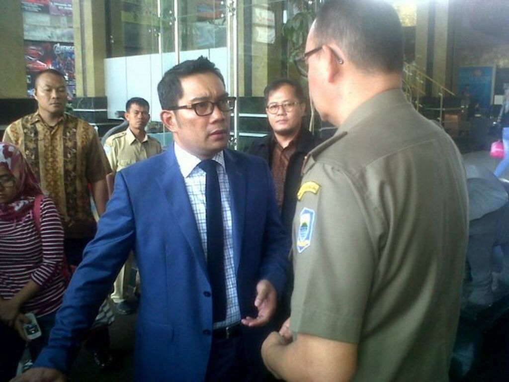 Foto: Wali Kota Bandung Ridwan Kamil tengah berbincang dengan Kasatpol PP Kota Bandung usai membuka acara Rakerkes, Selasa (19/5/2015)/MTVN_Roni Kurniawan