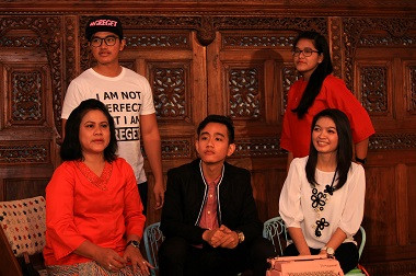 Elegan, Iriana Pilih Perhiasan Berdesain <i>Teardrop</i> untuk Pernikahan Gibran-Selvi 