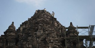 Candi Kalasan Rawan Roboh, Warga Diimbau tak Mendakinya
