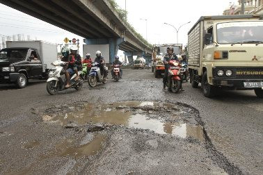 Hindari Lubang, Minibus Seruduk 6 Pengendara Motor