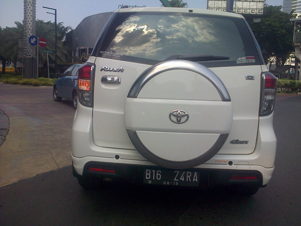 Mobil Nopol `Acak-acakan` Gentayangan di Kuningan