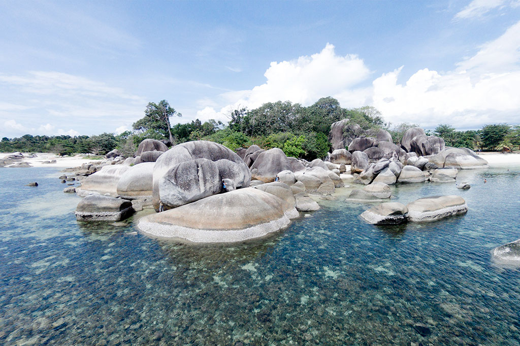 Indahnya Panorama Pantai Tanjung Tinggi di Belitung