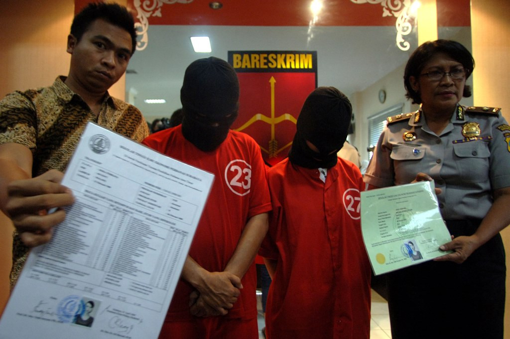 Satreskrim Polrestabes Surabaya berhasil menggagalkan pembuatan ijazah palsu dari salah satu perguruan tinggi ekonomi swasta di Surabaya. ANTARA FOTO/M Risyal Hidayat