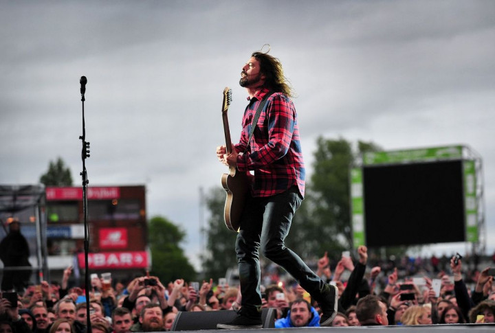 50.000 Fans Foo Fighters di Old Trafford Tak Bubar Diguyur Hujan