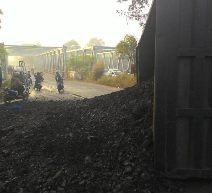 Truk Bermuatan Krikil Terguling di Dekat Jembatan Transyogi