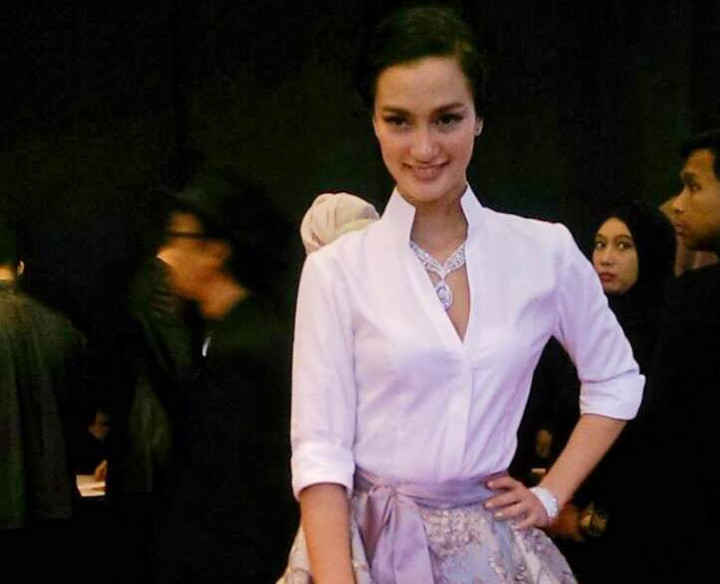 Atiqah Hasiholan Tampil Maksimal dengan Berlian Bernilai Fantastis