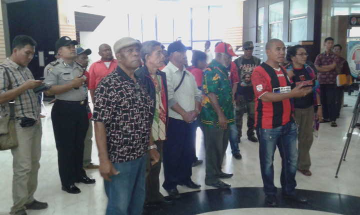 Fan Persipura Orasi di Kemenpora 