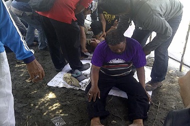 Dua Pria Meracau Kesurupan dalam Acara Peringatan Lumpur Lapindo