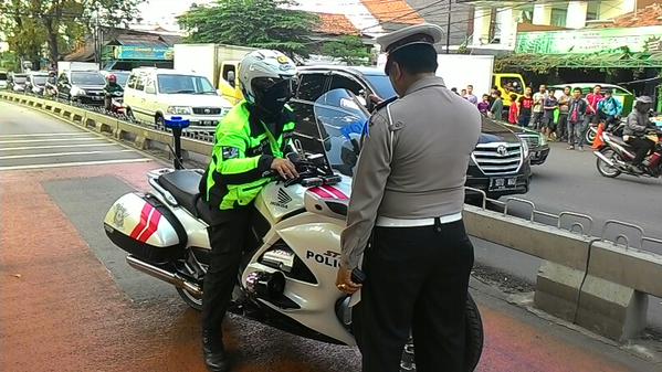 Aksi Konyol Pengendara Pakai Atribut Polisi Masuk Busway