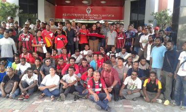 Seratusan Fan Persipura Bernyanyi di Depan Gedung Kemenpora