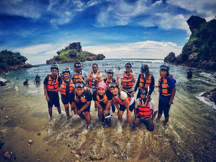 Snorkeling Asyik di Tengah Terjangan Ombak Pantai Nglambor
