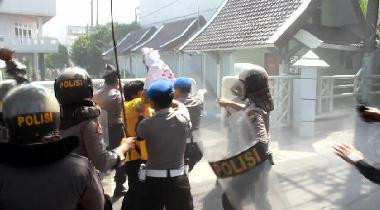 Unjuk Rasa Menolak Pemalsuan Ijazah Ricuh, Belasan Mahasiswa Dipukul