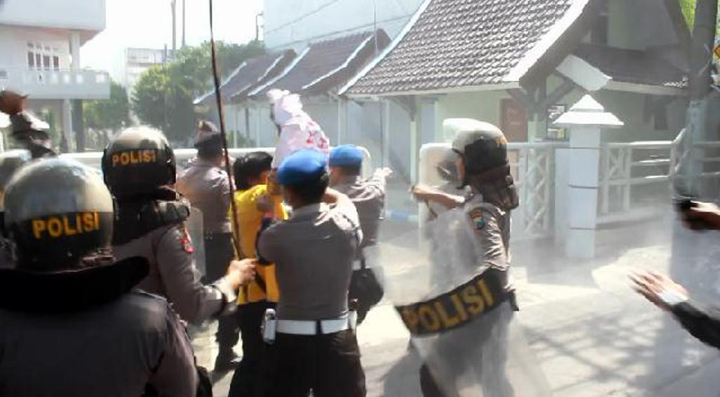 Foto: Unjuk rasa mahasiswa Universitas Darul Ulum, Jombang, Jawa Timur, berlangsung ricuh/Metro TV_Amir Zakky