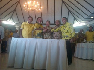 Ical dan Agung Teken Kesepakatan Islah di Hadapan JK