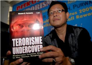 Dikecam Masyarakat, Polisi Hentikan Diskusi Buku <i>Akulah Istri Teroris</i>