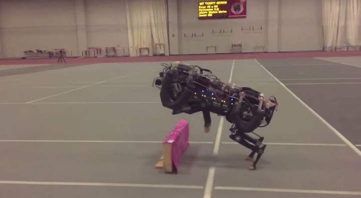 Robot Cheetah MIT Kini Dapat Meloncat Setinggi 45cm 