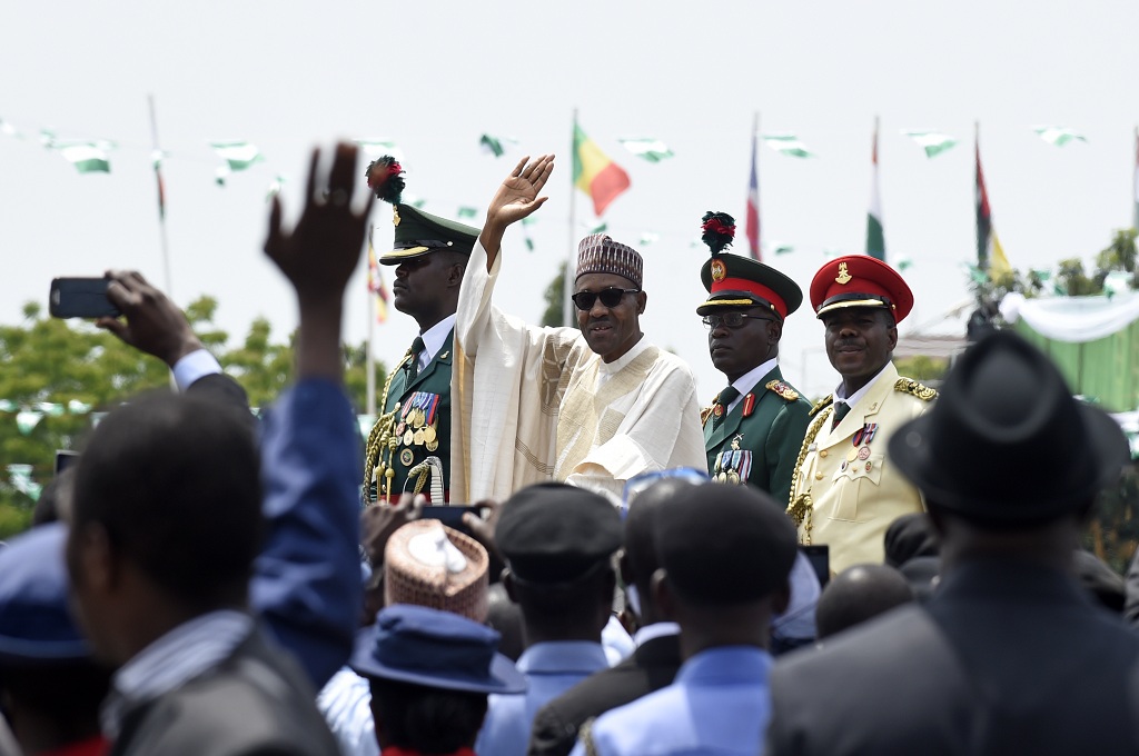 Presiden Nigeria Muhammadu Buhari (tengah) melambaikan tangan dalam upacara pelantikan dirinya di Abuja, Nigeria, 29 Mei 2015. AFP / SUSAN WALSH / POOL
