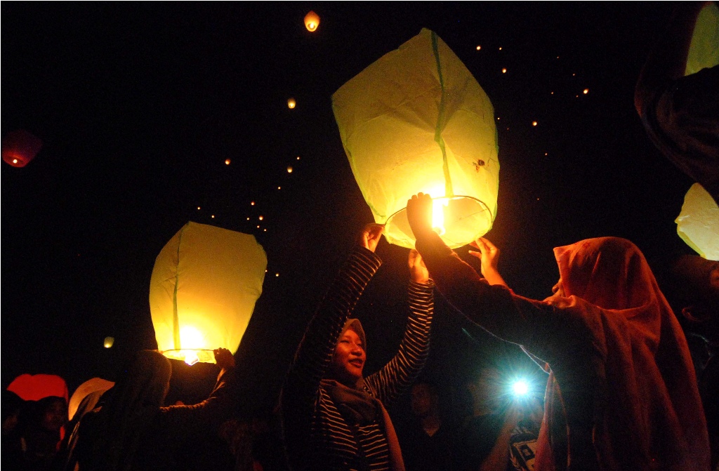 Warga bersiap menerbangkan lampion dalam acara Festival Kaligarang 2015 di tepi Sungai Banjir Kanal Barat, Semarang, Jateng, Sabtu (30/5) malam. Antara/Aditya Pradana Putra