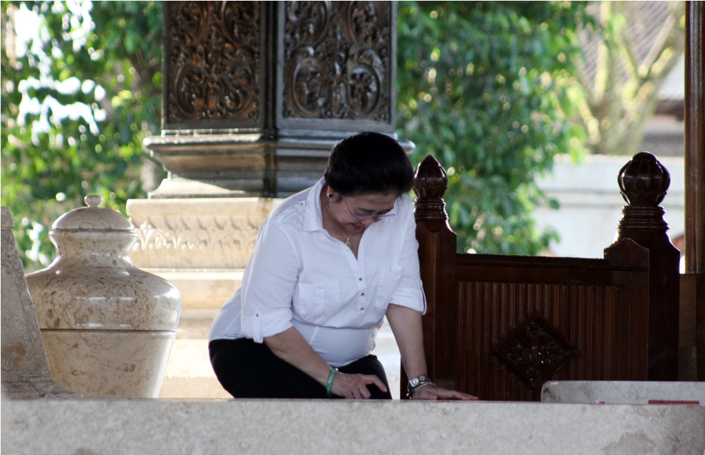 Ketua Umum PDI Perjuangan, Megawati Soekarnoputri, berdoa di makam ayahandanya Presiden Pertama Soekarno di Blitar, Jawa Timur, Senin (16/6/2014). Antara/Rudi Mulya