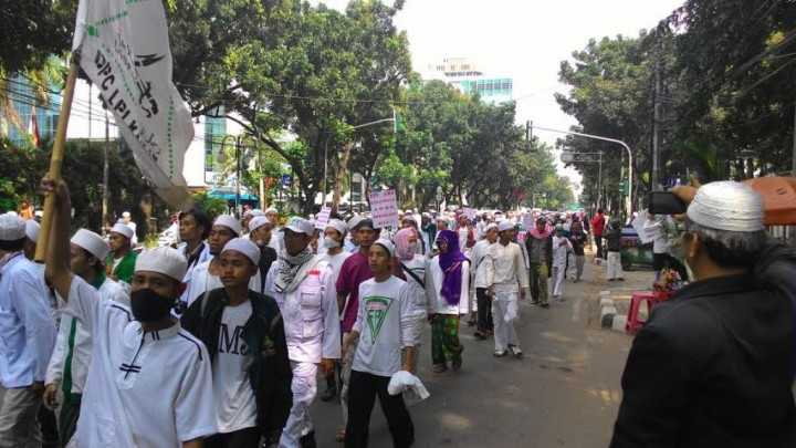 Massa GMJ 'Banjiri' Depan Gedung DPRD DKI