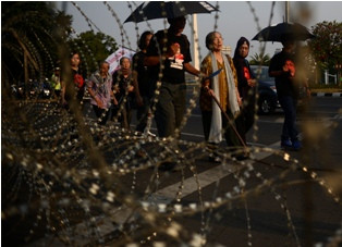 Pemasangan Nisan Korban Pembantaian 1965 Berlangsung Haru