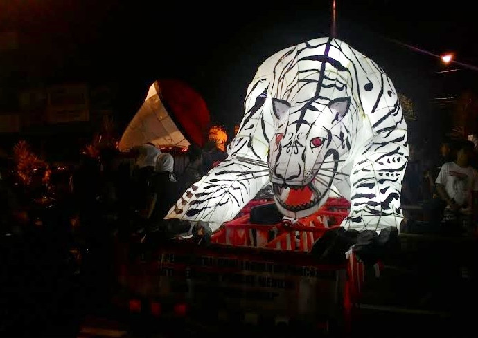 Gemerlapnya Lampion Grebeg Pancasila