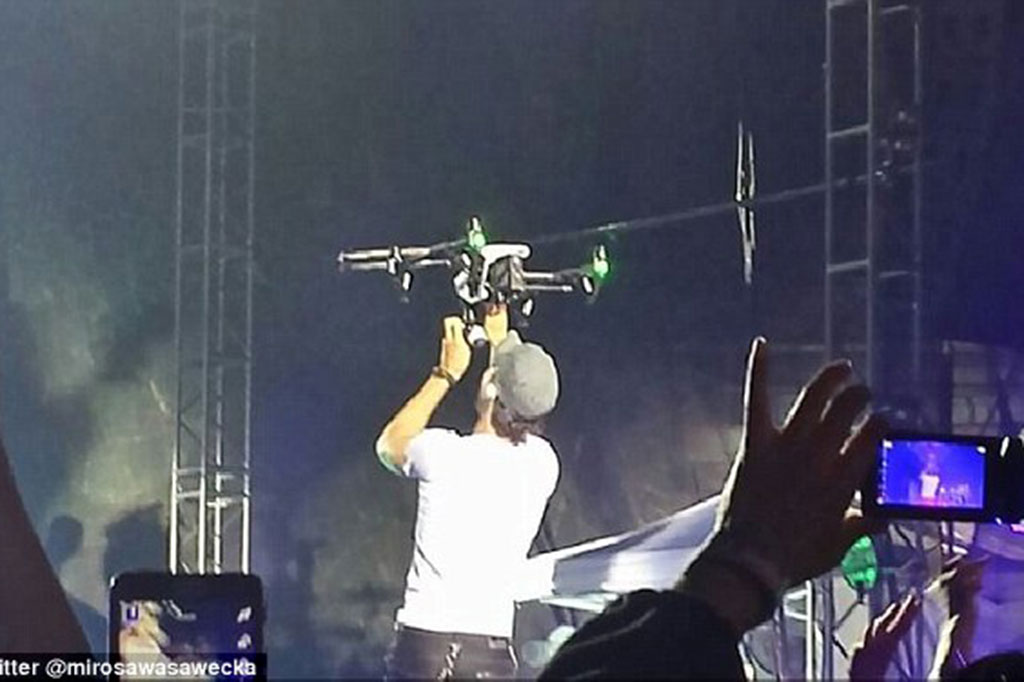 Jari Enrique Iglesias Berdarah saat Konser di Meksiko