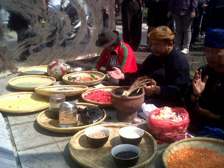 Indonesia Disanksi FIFA, Budayawan Sunda Gelar Ruwatan di Bandung 