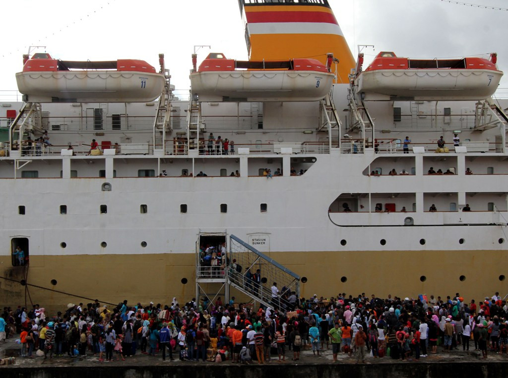 Pemudik yang menggunakan moda transportasi kapal. ANTARA FOTO/Izaac Mulyawan