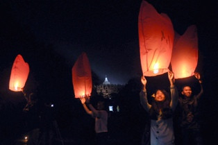 Ribuan Orang ke Candi Borobudur Demi Menyaksikan Penerbangan Lampion