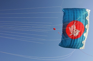 Pria Tewas Tersambar Layang-Layang Raksasa