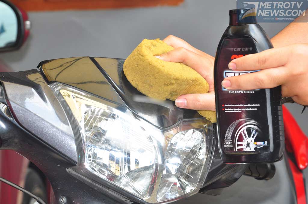 Semir ban ternyata bisa juga digunakan untuk bahan mengkilapkan bodi motor. MTVN/Ekawan Raharja