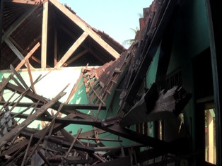 Gedung Roboh Saat Waisak, Siswa di Kendal Ujian Berdesakan