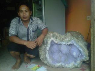 Ditemukan Batu Berkerling Kristal Lavender Seberat 3,5 Kuintal di Sleman