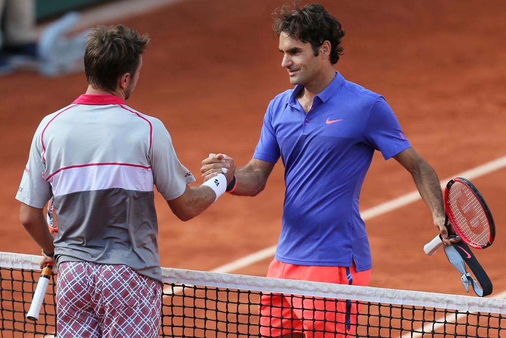 Roger Federer (biru) menyalami Stan Wawrinka usai kalah di perempat final Prancis Terbuka (Foto: AP Photo/David Vincent)