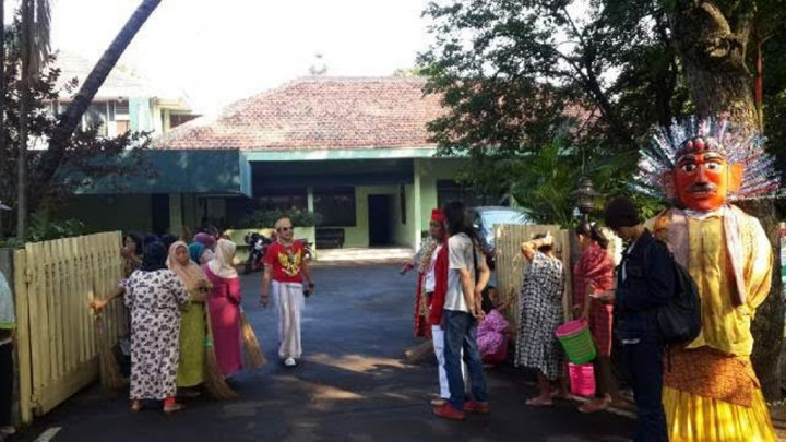 Kenang Jasa Soeharto, Puluhan Ibu Bersihkan Rumah di Cendana